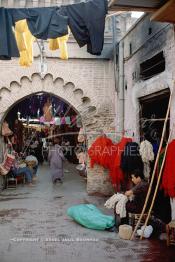 Image du Maroc Professionnelle de  Le Souk des Teinturiers, appelé souk Sebbaghine, l'un des plus pittoresque de Marrakech situé dans la Médina, non loin de la source Mouassine, des ateliers où l'on pratique la teinture traditionnelle où des écheveaux de laines sèchent au soleil suspendu en l’air ou le long des murs, Mercredi 21 Août 1997. (Photo / Abdeljalil Bounhar)